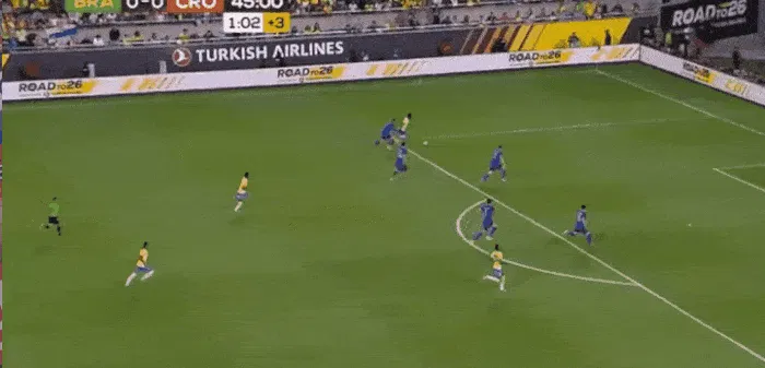 球探体育即时比分比分-维尼修斯晃开后横传，达尼洛推射破门，巴西1-0克罗地亚